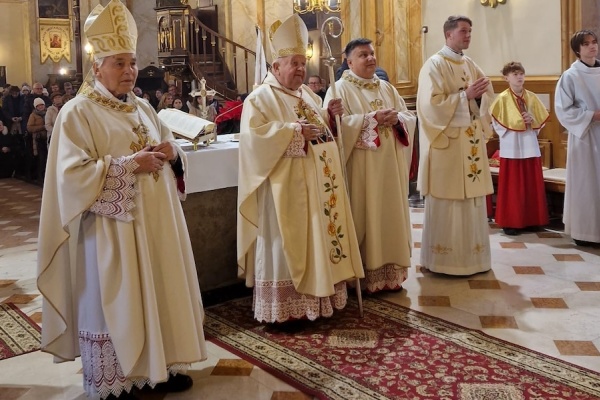 kardynał dziwisz w koncelebrze